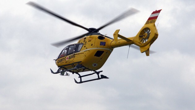 Ein Rettungshelikopter flog den Schwerverletzten ins Linzer Unfallspital (Bild: ÖAMTC)