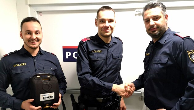 Kontrollinspektor Patrick B. (rechts) gratuliert den Inspektoren Christian R. (Mitte) und Thomas S. zur Lebensrettung.
 (Bild: LPD Wien)