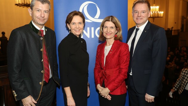 Uniqa-Vorstand Kurt Svoboda, Landtagspräsidentin Brigitta Pallauf, Andrea Eder-Gitschthaler und Peter Humer. (Bild: Franz Neumayr)
