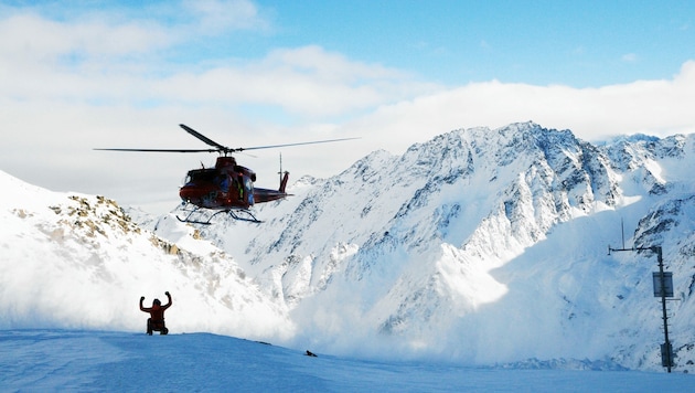 Hubschrauber, wie diese Bell 412 der Heli Tirol, stehen für mögliche Rettungseinsätze bereit. Die prekäre Schnee- und Lawinensituation spitzt sich in dieser Woche in Tirol abermals zu. (Bild: Peter Freiberger)