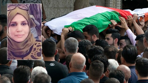 Palästinenser tragen den Leichnam der 48-jährigen Aisha Rabi beim Trauerzug durch die Ortschaft Bidia nahe der israelischen Siedlerstadt Ariel. (Bild: AFP, twitter.com)
