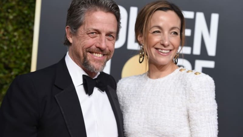 Hugh Grant mit Anna Eberstein (Bild: Jordan Strauss/Invision/AP)