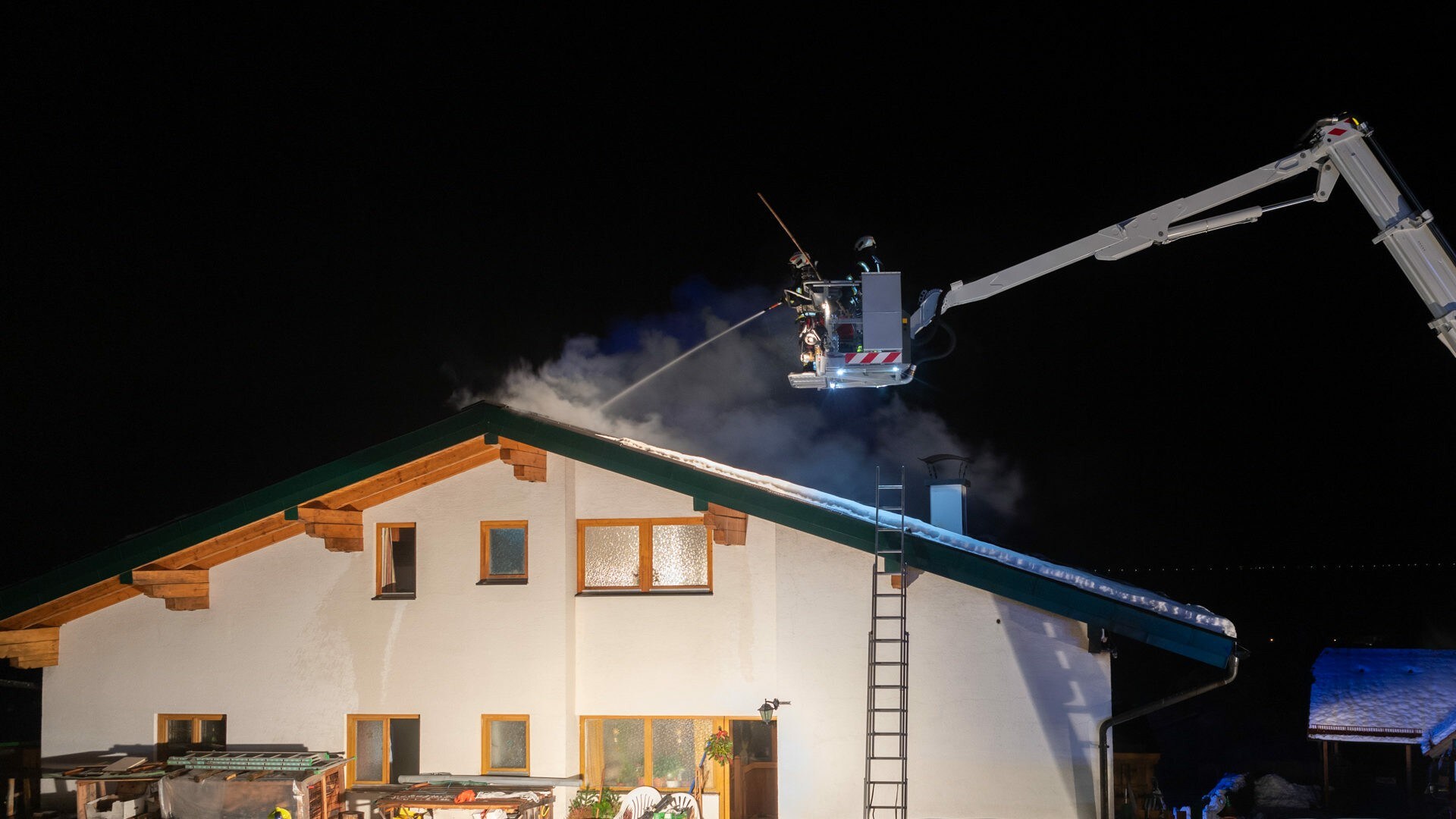 Drei Verletzte: - Kerzen Auf Weihnachtsbaum Steckten Haus In Brand ...