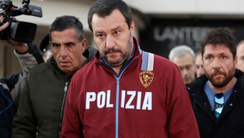 Matteo Salvini in Polizeikleidung (Bild: AP)