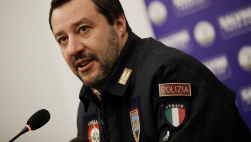 Matteo Salvini in Polizeikleidung (Bild: AP)