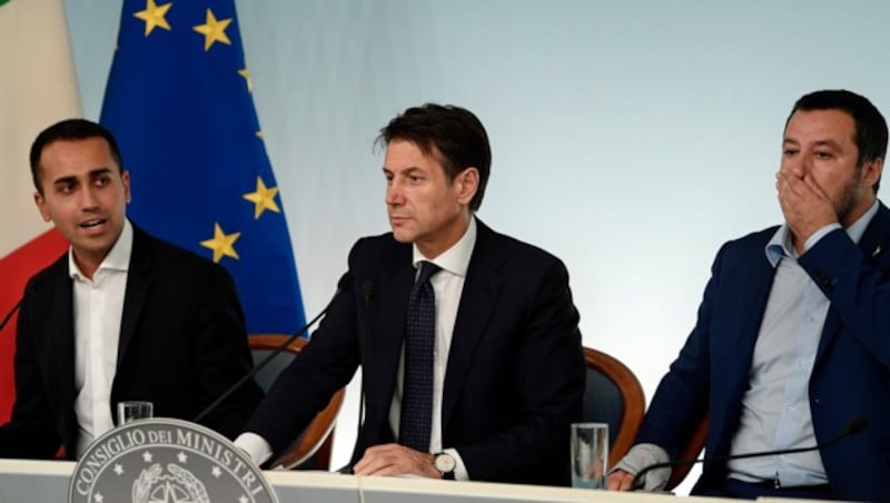 Di Maio (li.), Salvini (re.) und Ministerpräsident Giuseppe Conte (Bild: APA/AFP/FILIPPO MONTEFORTE)