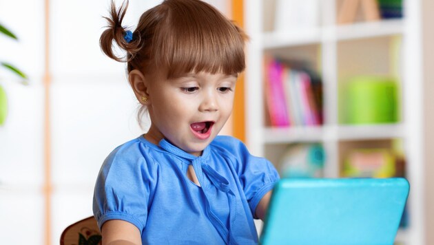 Jedes zweite Kind unter drei Jahren kommt schon mit dem Internet in Kontakt. (Bild: ©Oksana Kuzmina - stock.adobe.com)