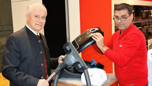 Landesrat Hans Seitinger stellt die neue Prämie fürs Reparieren alter Geräte vor. (Bild: Lebensressort)