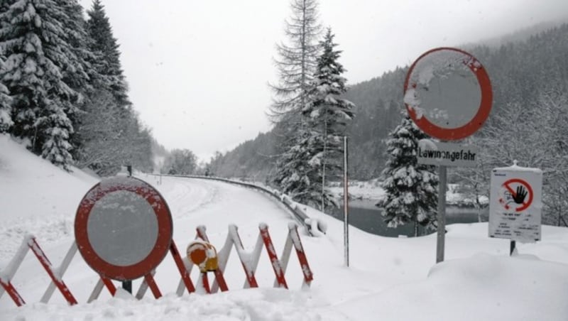 Ab der Staumauer ist die Landesstraße seit Donnerstag zu. (Bild: Matthias Wagner)