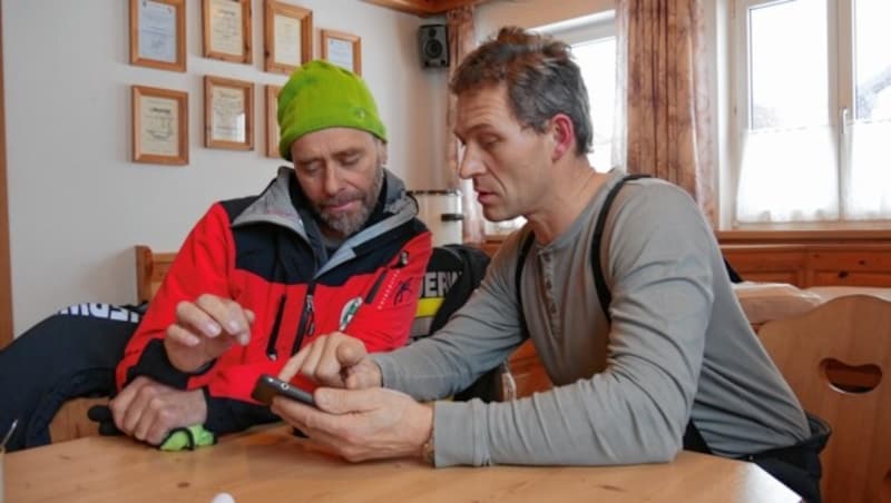 Bergretter Manfred Hofer und Feuerwehrmann Hubert Schiefer besprechen die Evakuierung eines deutschen Hausbesitzers. (Bild: Matthias Wagner)