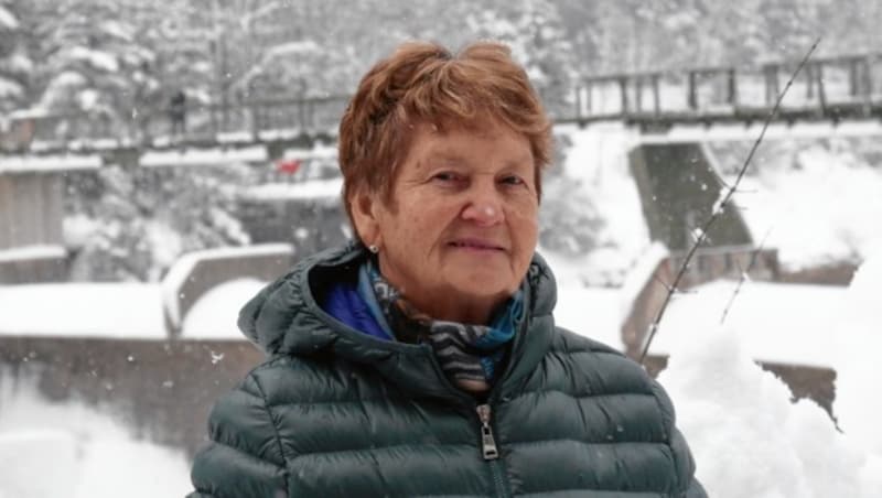 Margarete Reiter (73) aus Fleiß konnte dank Feuerwehr zum Arzt ins Tal. (Bild: Matthias Wagner)