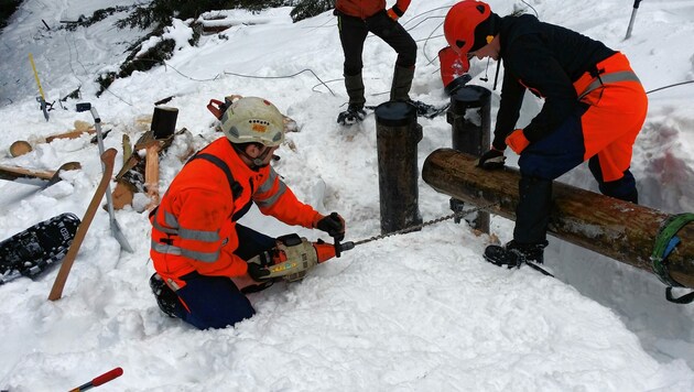 Salzburg-AG-Mitarbeiter bei Reparaturarbeiten an einem Strommasten. (Bild: Salzburg AG)