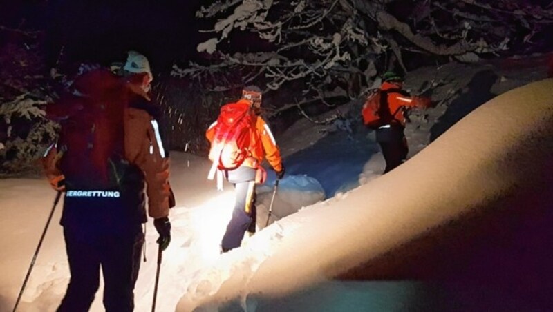 Die Bergretter auf dem Weg zur Alm am Tauglboden. (Bild: Bergrettung Salzburg)