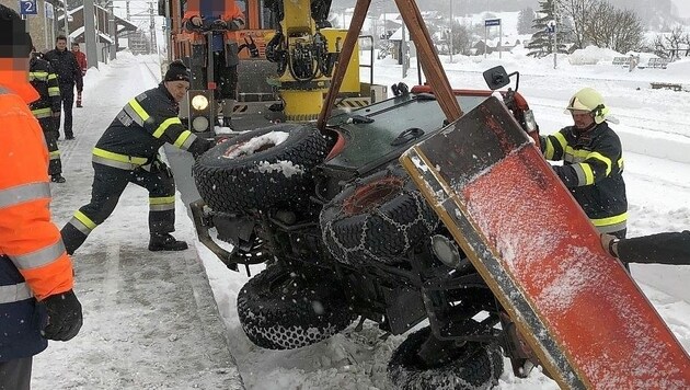 Dieser Kleintraktor stürzte bei Schneeräumungsarbeiten auf die Bahnstrecke (Bild: BFVMZ/FF Spital am Semmering)