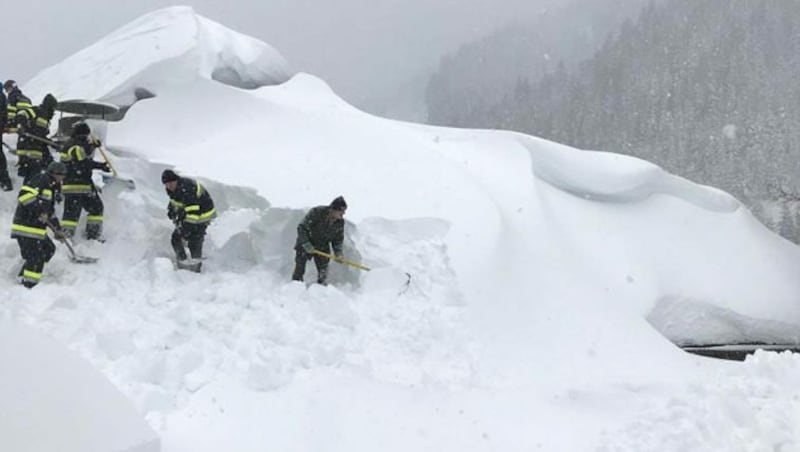 Die obersteirische Gemeinde Pölstal hat Montagmittag nach tagelangen Schneefällen mit der Nachbargemeinde Hohentauern den Katastrophenzustand ausgerufen. (Bild: APA/GEMEINDE PÖLSTAL)