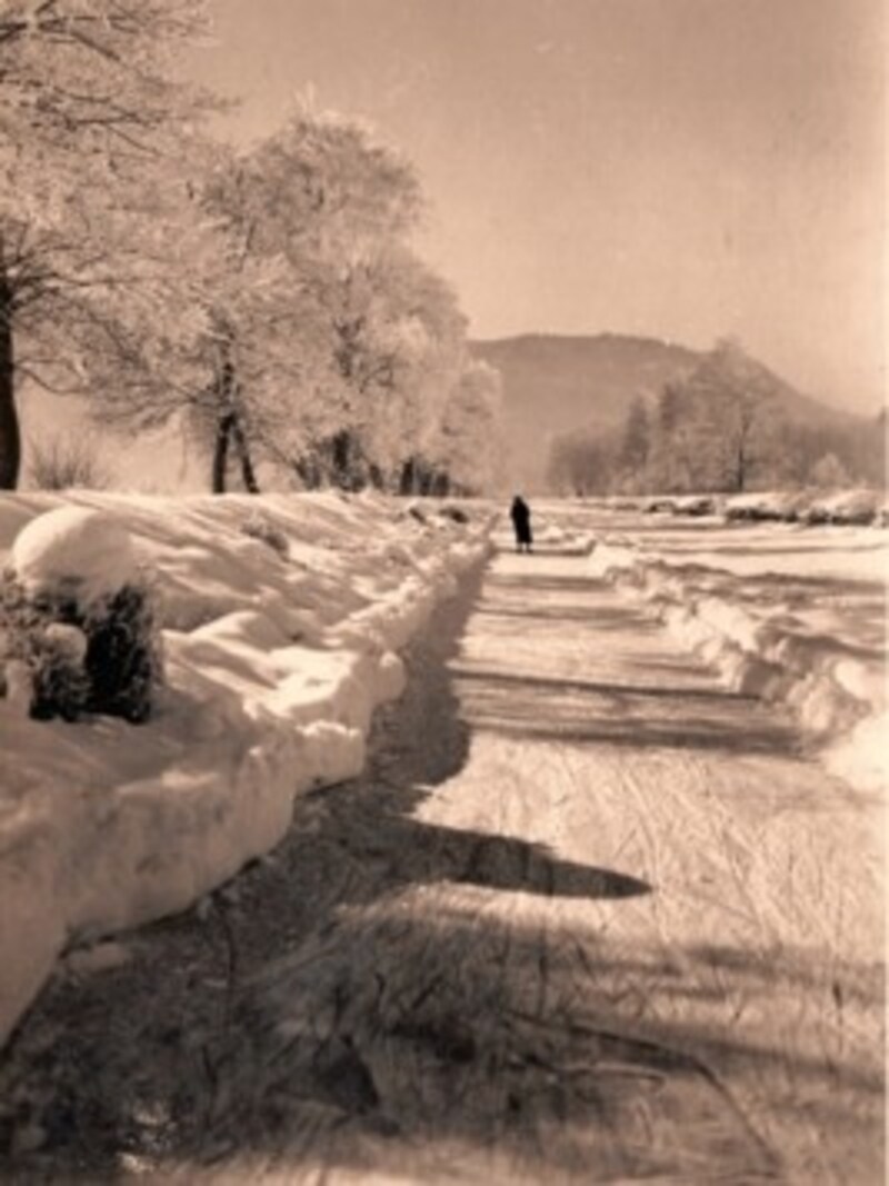 Die zugefrorene Lend beim heutigen Minimundus. 1927 konnte man vom Lendhafen bis Velden durch eislaufen. (Bild: TAÖ/AAvK)