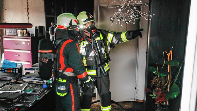 Feuerwehreinsatz in einem Büro im Erdgeschoss eines Wohnhauses in der Rosa Hofmann Straße 33 (Bild: Markus Tschepp)