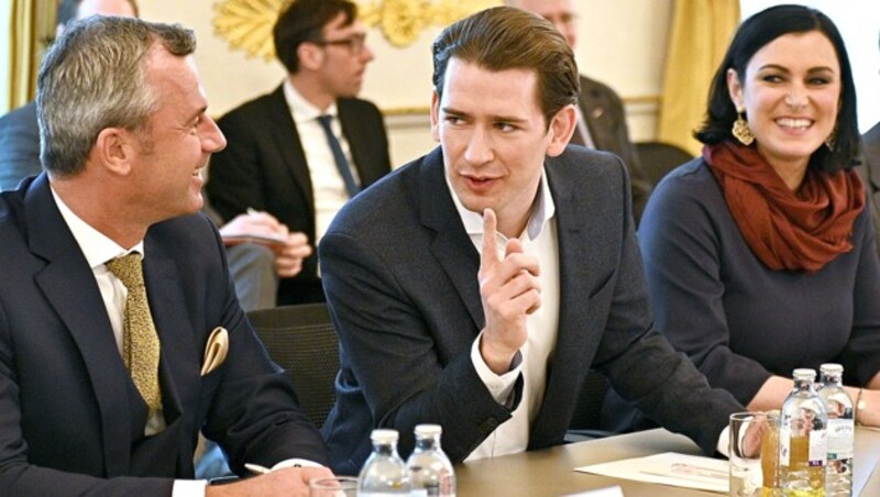 Norbert Hofer (FPÖ) mit Sebastian Kurz und Elisabeth Köstinger (ÖVP) (Bild: APA/HANS PUNZ)