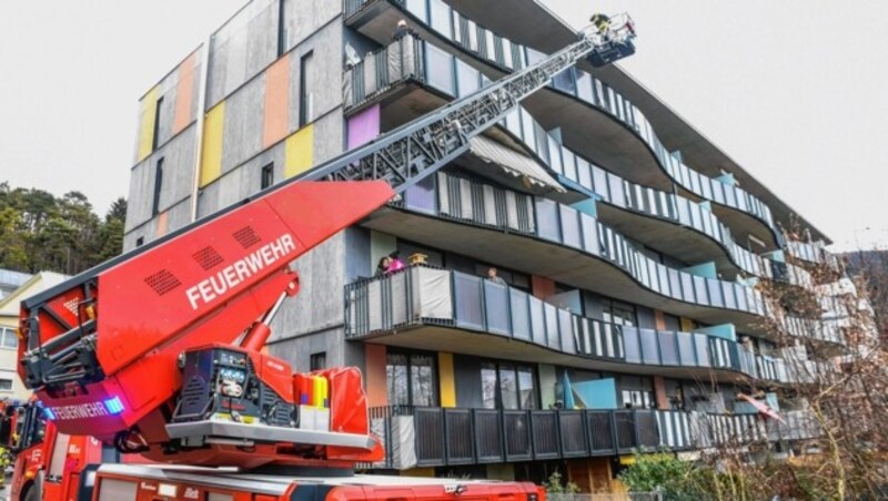 Im Dezember kam es im Haus zu zwei Kellerbränden. In einem Fall mussten sogar zahlreiche Bewohner mittels Drehleiter evakuiert werden. (Bild: Zeitungsfoto.at/Team)