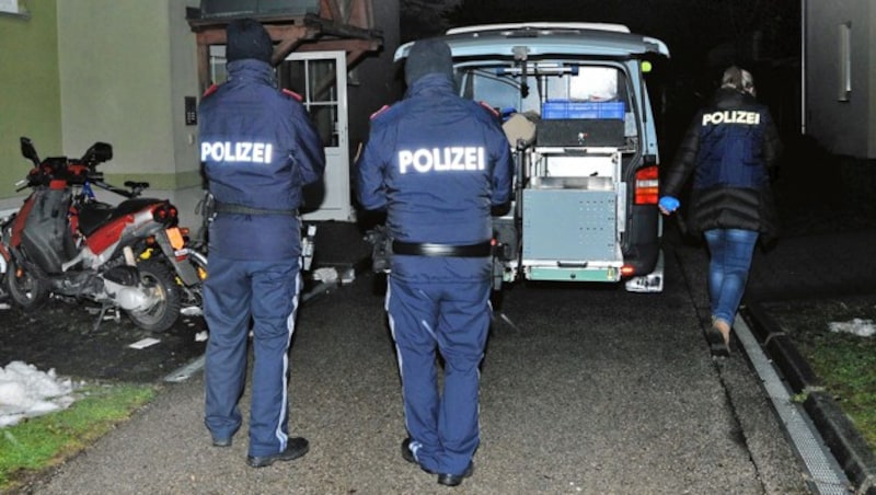 Polizeieinsatz an einem Tatort (Bild: Crepaz Franz, krone.at-Grafik)