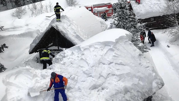 Die Feuerwehr Hohentauern kämpft gegen die ungeheuren Schneemassen - auch auf den Hausdächern. (Bild: Gemeinde Hohentauern)