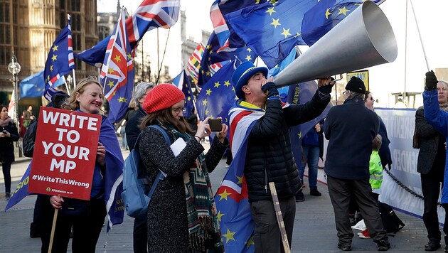 Proeuropäische Demonstranten vor dem Parlament in London (Bild: AP)