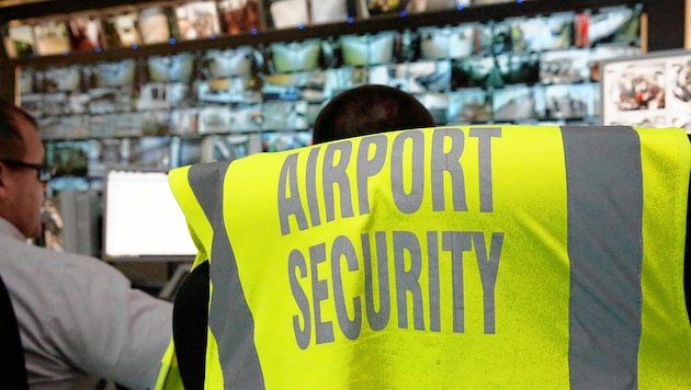 Sicherheitspersonal am Flughafen Wien-Schwechat (Archivbild) (Bild: Martin A. Jöchl)