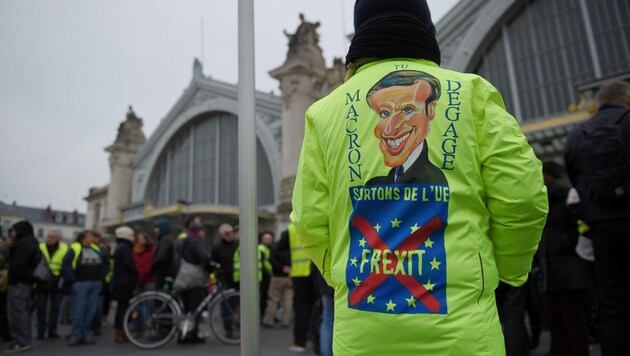 Dieser Demonstrant hätte am liebsten, wenn Präsident Macron abdankt und Frankreich die EU verlässt. (Bild: APA/AFP/GUILLAUME SOUVANT)