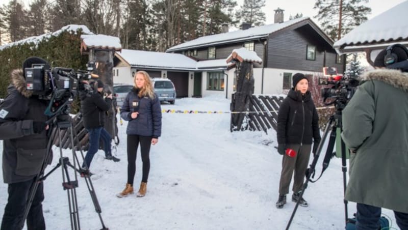 Das Medieninteresse in Norwegen ist groß - eine Lösegeldforderung in Kryptowährung hat es hier noch nie gegeben. Im Hintergrund befindet sich das Anwesen der Familie Hagen. (Bild: AFP)