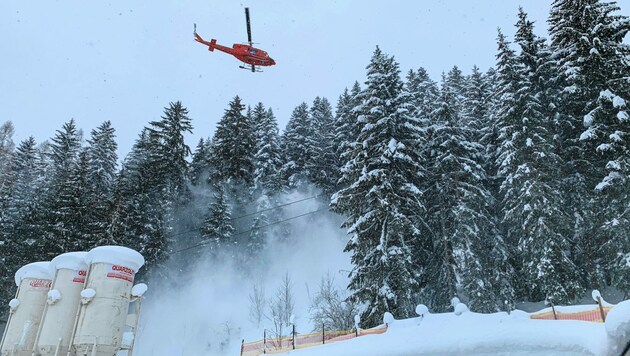 Beim „Down-wash“ fliegt der Hubschrauber über den Wipfeln. Der Wind unter der Maschine bläst dann den Schnee von den Bäumen. (Symbolbild) (Bild: Markus Tschepp)