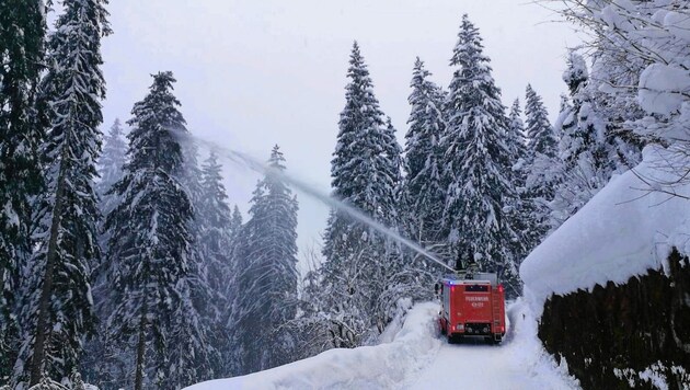 „Down-wash auf Floriani-Art“: Die Feuerwehr Kirchberg spritzte am Vorderen Sonnberg erfolgreich die Schneelast von gefährdeten Bäumen. (Bild: zoom.tirol)