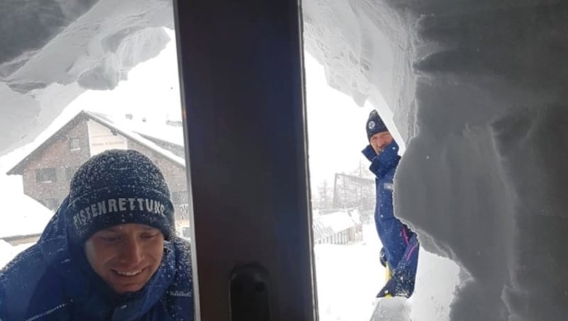 Pistenretter graben ein Fenster auf der Tauplitz aus. (Bild: Die Tauplitz Bergstation)