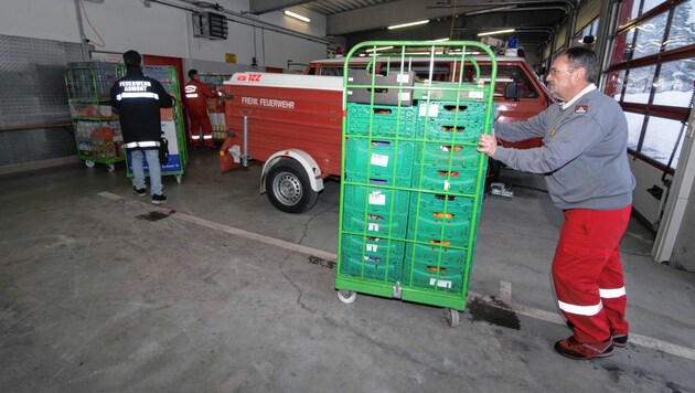 Die Freiwillige Feuerwehr in Admont hortet derzeit die Lebensmittel für Radmer. (Bild: Elmar Gubisch)