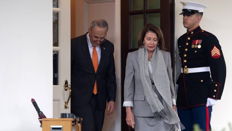 Schumer und Pelosi beim Verlassen des Weißen Hauses (Bild: AFP )