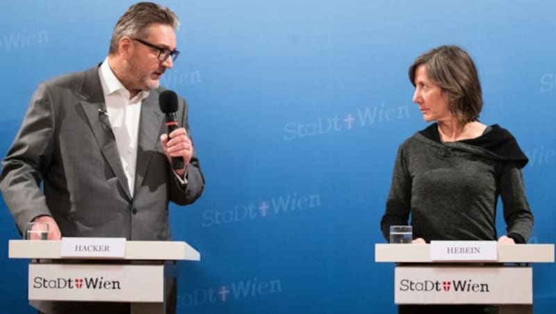 Wiens Sozialstadtrat Peter Hacker (SPÖ) und die designierte Grüne Spitzenkandidatin Birgit Hebein (Bild: APA/GEORG HOCHMUTH)