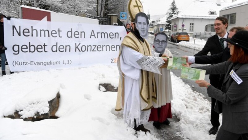 Aktivisten der Organisation Attac bei ihrer Protestaktion vor der Regierungsklausur in Mauerbach (Bild: APA/ROLAND SCHLAGER)