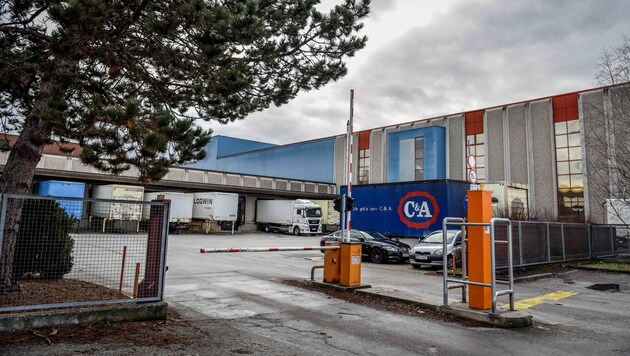 Weil in der Slowakei ein neues Logistikzentrum entsteht, hat das Lager in Enns (Bild) 2020 ausgedient. (Bild: Markus Wenzel)