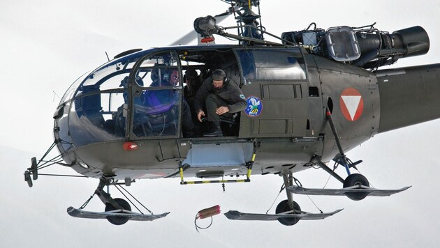 Noch im Hubschrauber werden die Sprengkörper gezündet und abgeworfen. (Bild: Bundesheer/MACHER)