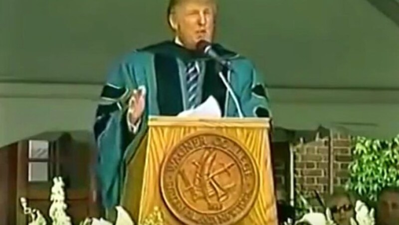 Trump in seiner Rede 2004 (Bild: YouTube.com)