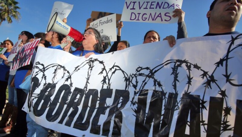 Protestaktion gegen Trumps geplante Mauer zu Mexiko (Bild: ASSOCIATED PRESS)