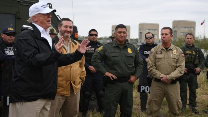 US-Präsident Donald Trump warb bei einem Besuch an der Grenze zu Mexiko erneut für den Mauerbau. (Bild: AFP)