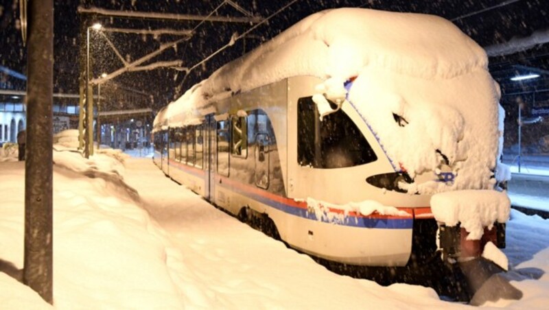 Der Bahnverkehr in Österreich und Deutschland war am Montag nach dem Wintereinbruch weiterhin eingeschränkt. (Bild: APA/dpa/Tobias Hase)