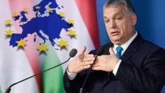 Ungarns Ministerpräsident Viktor Orban hatte sich am Montag vom Parlament in Budapest mit umfassenden Sondervollmachten ausstatten lassen. Die Partner in der Europäischen Volkspartei sind darüber größenteils wenig erfreut. (Bild: AP, stock.adobe.com, krone.at-Grafik)