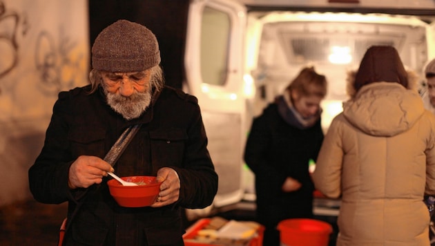 365 Tage im Jahr versorgt der Suppenbus der Caritas Menschen in Not mit warmer Suppe. (Bild: Gerhard Bartel)