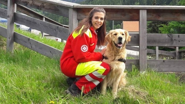 Hundeführerin Carmen Wallner mit Rettungshund Paul. (Bild: SB RHS Kärnten)