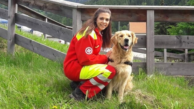 Hundeführerin Carmen Wallner mit Rettungshund Paul. (Bild: SB RHS Kärnten)