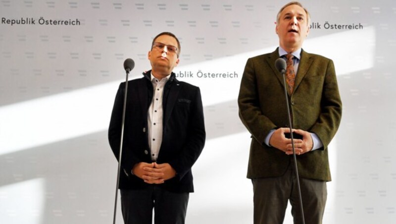 Die Parlaments-Klubobleute August Wöginger (ÖVP, li.) und Walter Rosenkranz (FPÖ) (Bild: APA/ROLAND SCHLAGER)