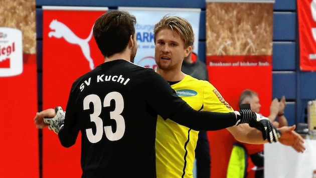 Goalie Thomas Plainer (v.) holte mit Kuchl 2018 die Hallenkrone, Zells Simon Viertler (re.) wurde als bester Torschütze geehrt. (Bild: Andreas Tröster)