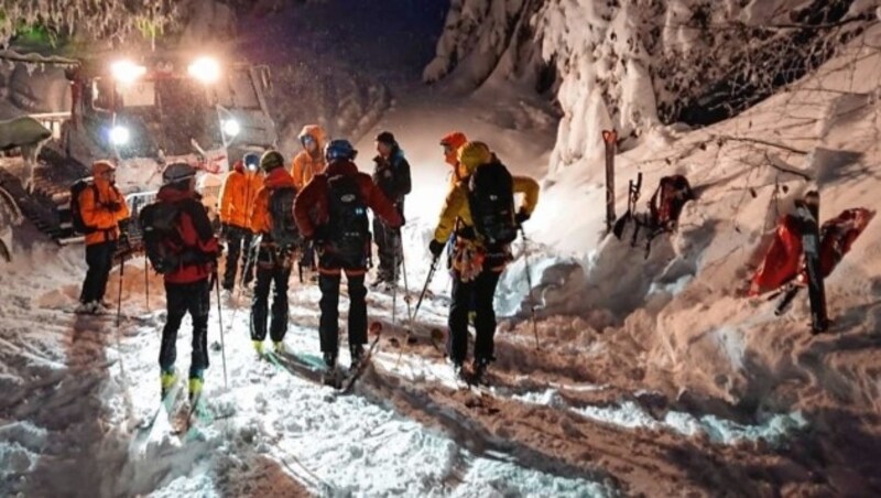 Eine Besprechung vor dem heiklen Einsatz war nötig. (Bild: Zoom.Tirol)