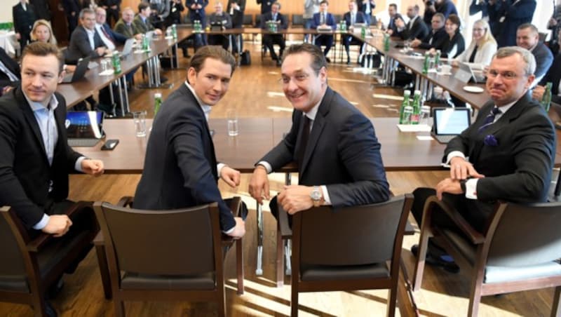 Von links: Minister Gernot Blümel (ÖVP), Bundeskanzler Sebastian Kurz (ÖVP), Vizekanzler Heinz-Christian Strache (FPÖ) und Minister Norbert Hofer (FPÖ) bei der Regierungsklausur in Mauerbach (Bild: APA/ROLAND SCHLAGER)